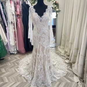 Elegant Lace Wedding Dress with Long Sleeves